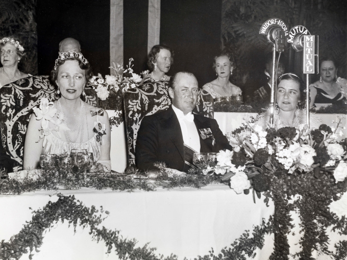 Ruvdnaprinseassa Märtha su eatni diademain gallamállásiin Waldorf Astorias  New Yorkas jagis 1939. Govva: Gonagaslaš čoakkáldagat